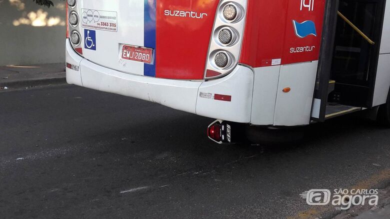 Moto vai parar embaixo de ônibus após colisão - 