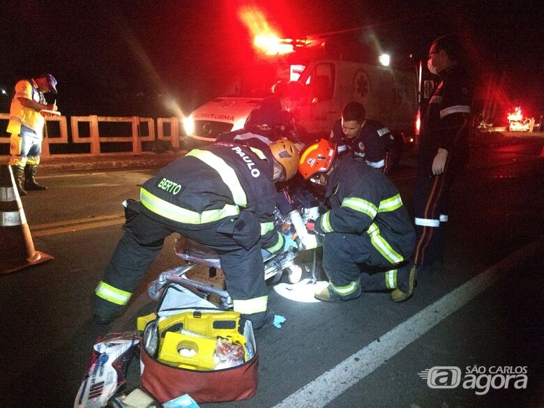 Acidente envolvendo duas motos e dois carros deixa jovem ferido na SP-215 - Crédito: Luciano Lopes
