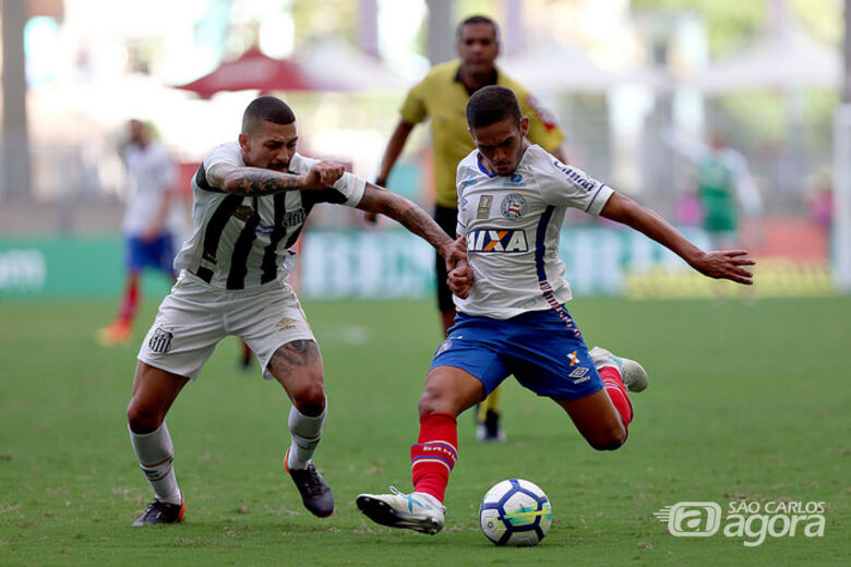 Um jogo ‘pegado’ na Fonte Nova e o Bahia levou a melhor sobre o Santos com gol no último minuto - Crédito: Felipe Oliveira/EC Bahia