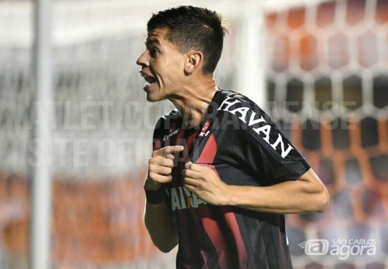 Matheus Rosseto comemora: jogador fez o segundo gol dos paranaenses - Crédito: Miguel Locatelli/site oficial CAP
