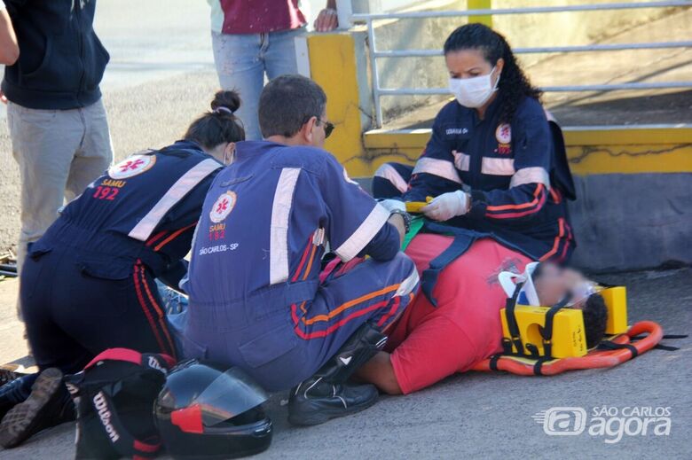 Garupa de moto fica ferido em acidente na Vila Prado - Crédito: Maycon Maximino