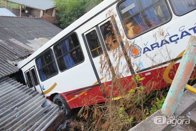 Defesa Civil interdita casa atingida por ônibus no Gonzaga - Crédito: Maycon Maximino