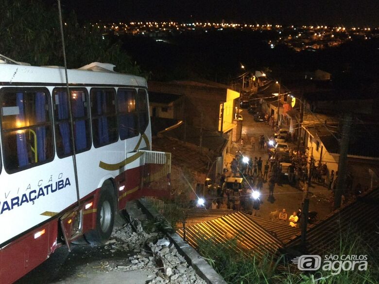 Ônibus que caiu sobre residência é removido no Jardim Gonzaga -