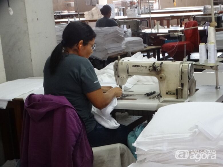 Com menos funcionários, Toalhas São Carlos segue o processo de produção têxtil - Crédito: Marcos Escrivani
