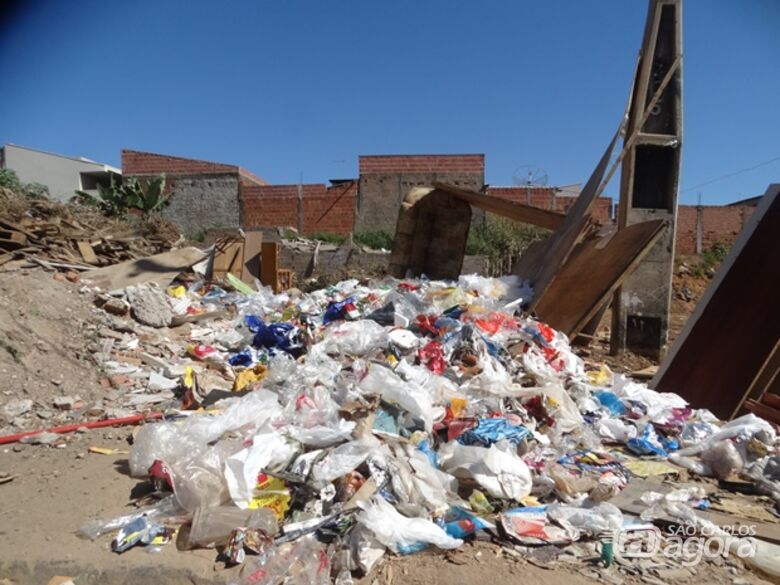 Conviver com o lixo: dia a dia dos moradores do São Carlos 8 - Crédito: Marcos Escrivani