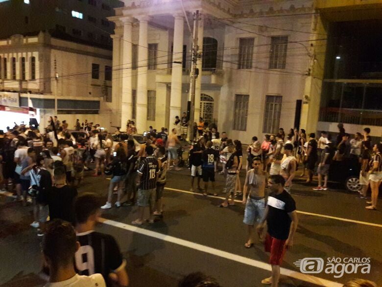 Torcedores do Corinthians invadem as ruas de São Carlos para comemorar o título - Crédito: Maycon Maximino