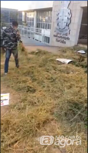 Guerreiro espalha o mato alto em frente a Prefeitura - Crédito: Reprodução Facebook