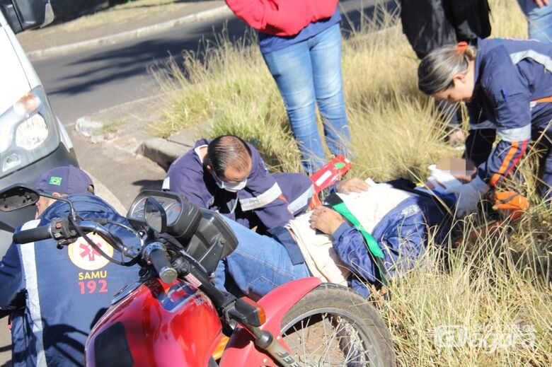 Com possível fratura na costela, motociclista é socorrido pelo Samu - Crédito: Maycon Maximino