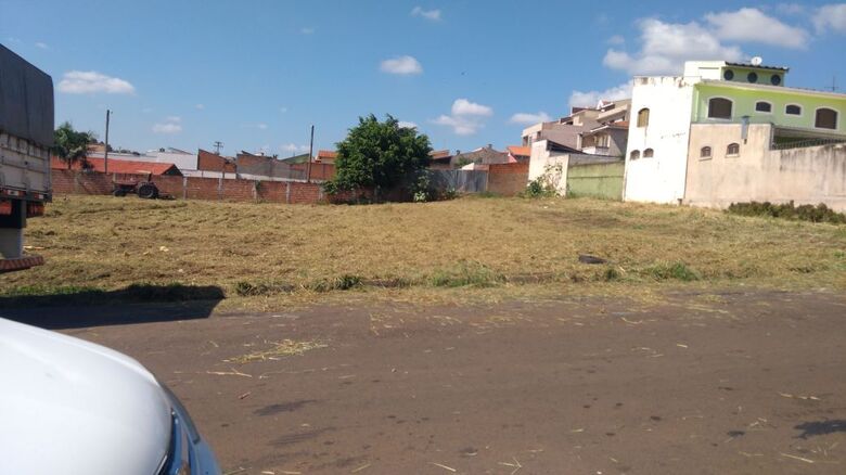 Terreno limpo, mas sem calçada: Moradores querem que Prefeitura cumpra a lei - Crédito: Divulgação