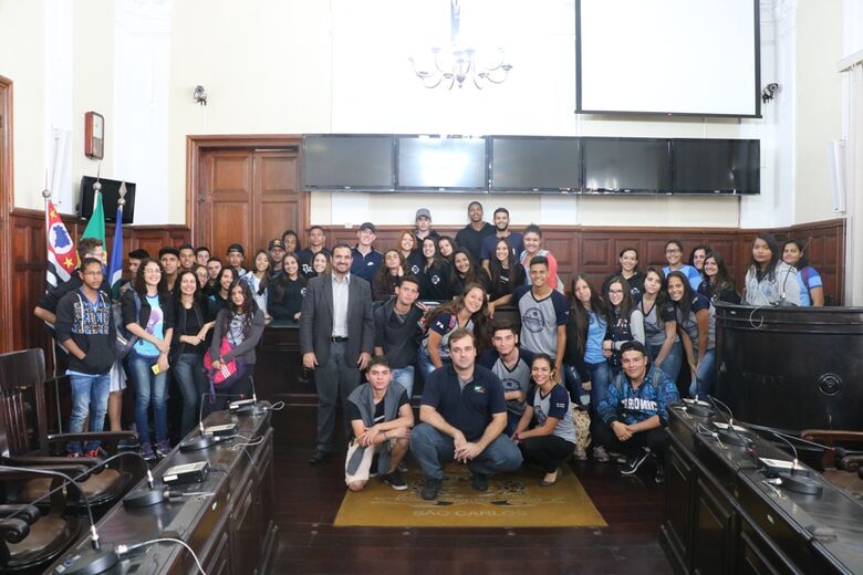 Estudantes com o presidente Julio Cesar e o vereador Gustavo Pozzi na Sala das Sessões: visita estimula participação de jovens - Crédito: Divulgação