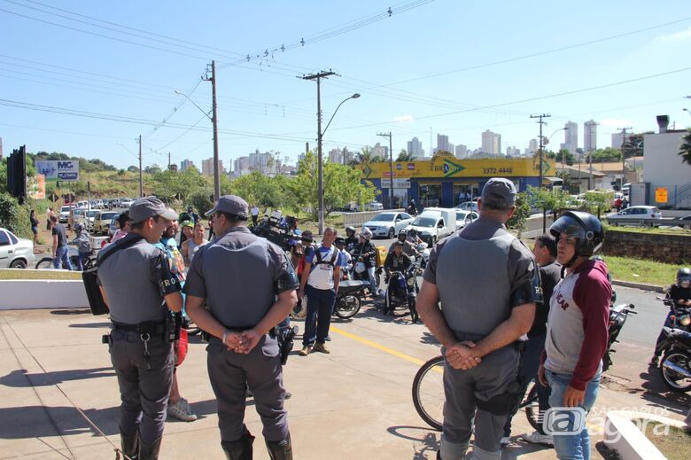 Gasolina que chegou em posto será dividida entre população e Polícia Militar - Crédito: Fotos Maycon Maximino