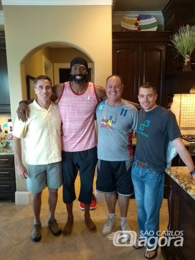 Em sua casa, em Houston, Nenê abraçado a Meneghelli e amigos: visita surpresa - Crédito: Divulgação