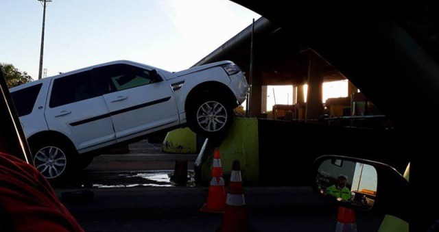Land Rover bate contra mureta de proteção do pedágio de Leme - Crédito: Grupo Rio Claro