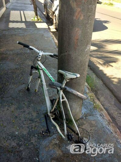 Câmeras registram ladrão furtando rodas de bicicleta na Padre Teixeira -