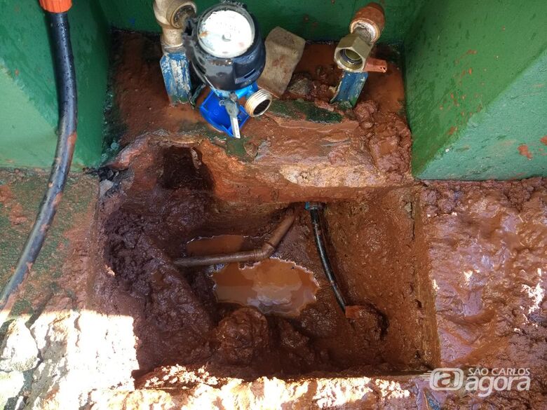 A ligação irregular: “gato” em um lava-rápido na Vila Prado - Crédito: Divulgação