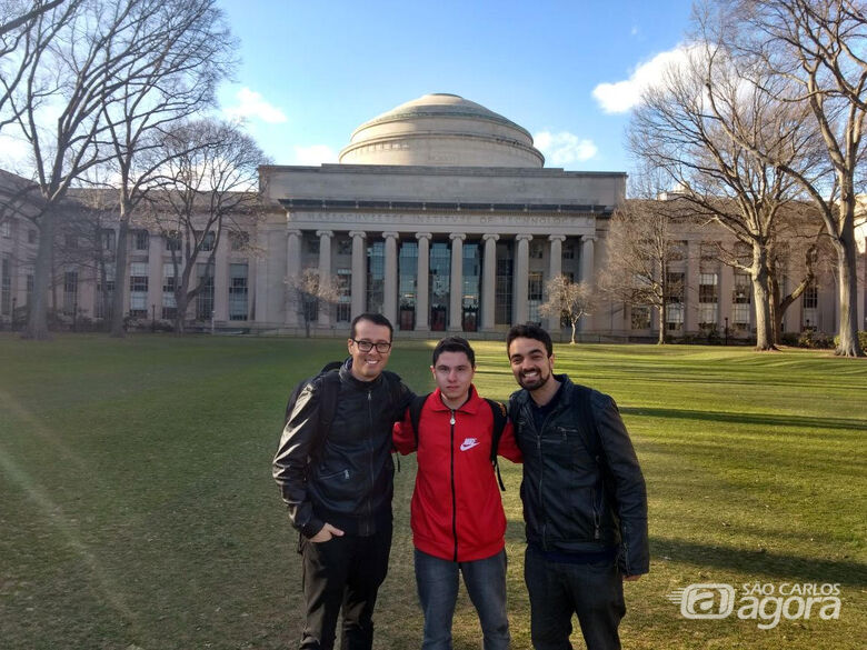 Rodrigues, Fábien e Marcel no MIT, onde foram convidados para apresentar o projeto - Crédito: Divulgação