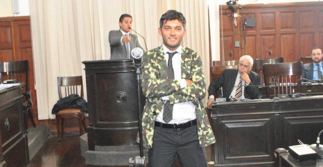 Enquanto Paraná Filho se defendia das acusações, Leandro Guerreiro debochava do parlamentar no centro do plenário - Crédito: Abner Amiel/Folha São Carlos e Região