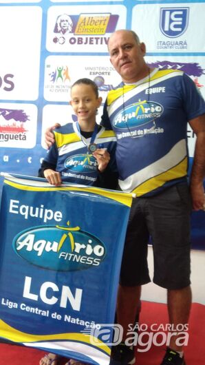 Giovana com o técnico Mitcho: nadadora conquistou o bronze no Festival Sudeste - Crédito: Divulgação