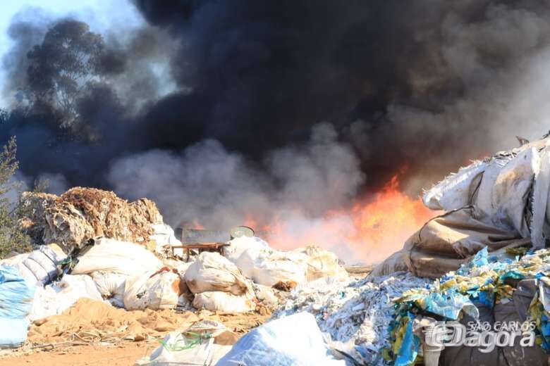 Fogo tomou conta de depósito de material reciclável - Crédito: Marco Lúcio