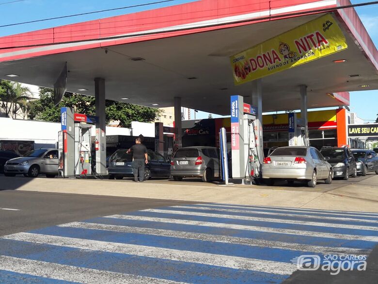 Postos de combustíveis em São Carlos nesta manhã: movimento considerado pouco acima do normal - Crédito: Maycon Maximino