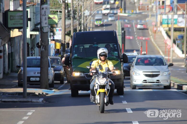 Motoristas de vans fazem protesto contra preço de combustíveis em São Carlos -