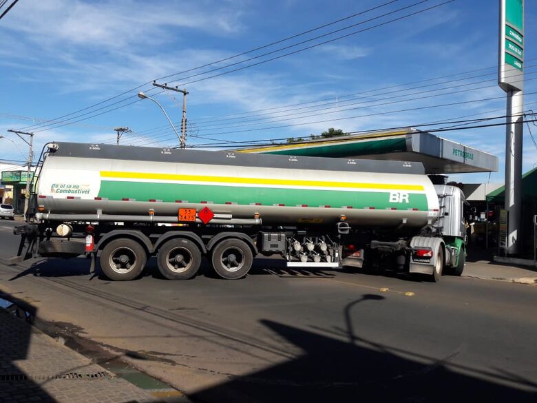 Carreta com etanol, gasolina e diesel chega na Avenida São Carlos - Crédito: Maycon Maximino