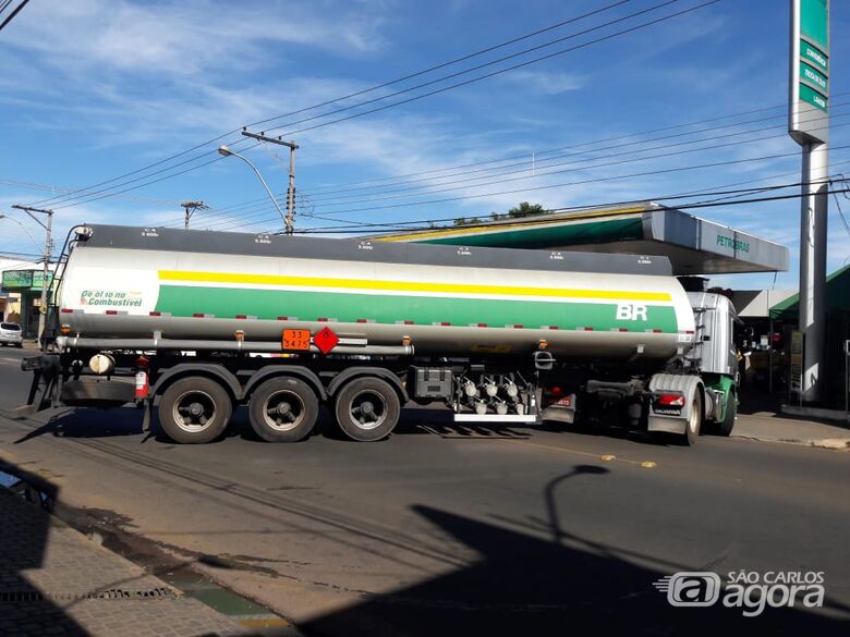 Carreta com etanol, gasolina e diesel chega na Avenida São Carlos - Crédito: Maycon Maximino