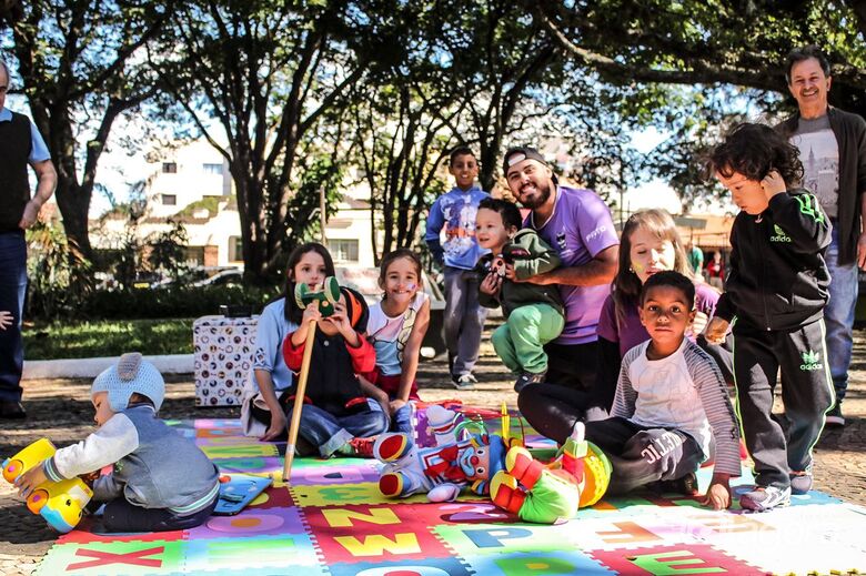 Brincadeiras aqueceram o frio na praça da XV: Recreia animou 600 pessoas - Crédito: Divulgação