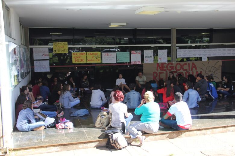 Aumento na refeição no RU provoca protesto na UFSCar -