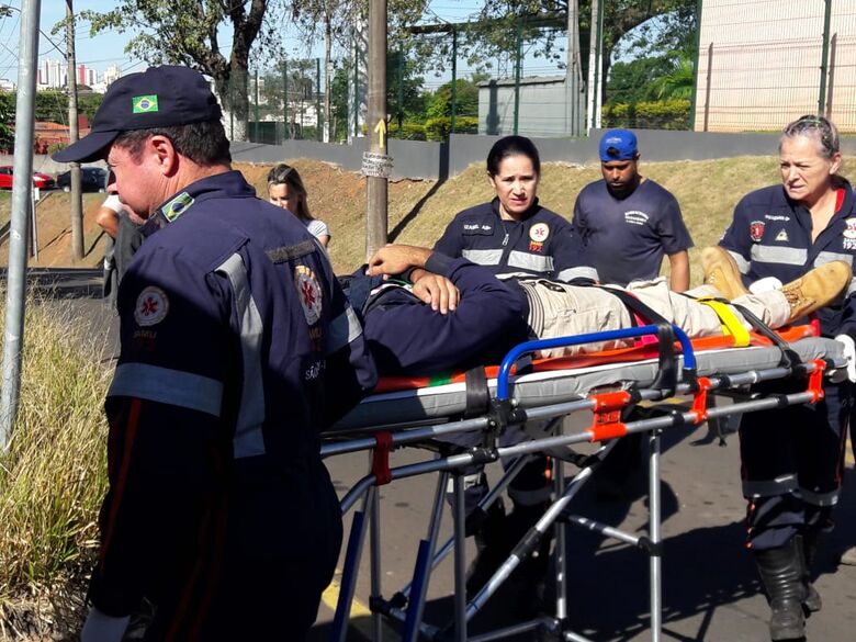 Motociclista, com ferimentos, foi socorrido pelo Samu - Crédito: Maycon Maximino