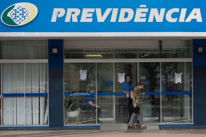 Agora, o segurado deverá acessar o Meu INSS ou ligar para o 135 e, em vez de agendar uma data para ser atendido, receberá direto o número do protocolo de requerimento, eliminando a etapa do agendamento - Crédito: Agência Brasil