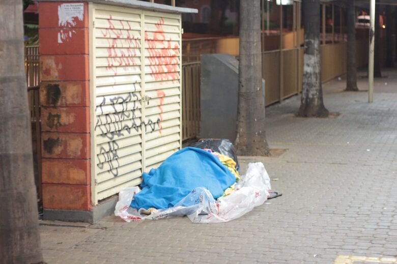 Homem dorme na rua durante a madrugada mais fria do ano - Crédito: Marco Lucio