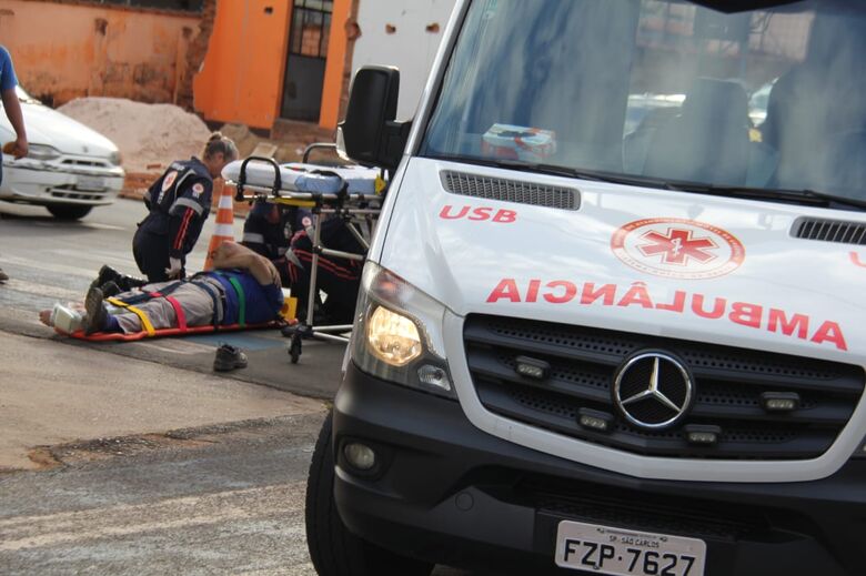 Motociclista fratura tornozelo ao sofrer queda - Crédito: Maycon Maximino