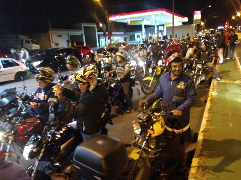 Motoboys param a avenida São Carlos em apoio aos caminhoneiros - 