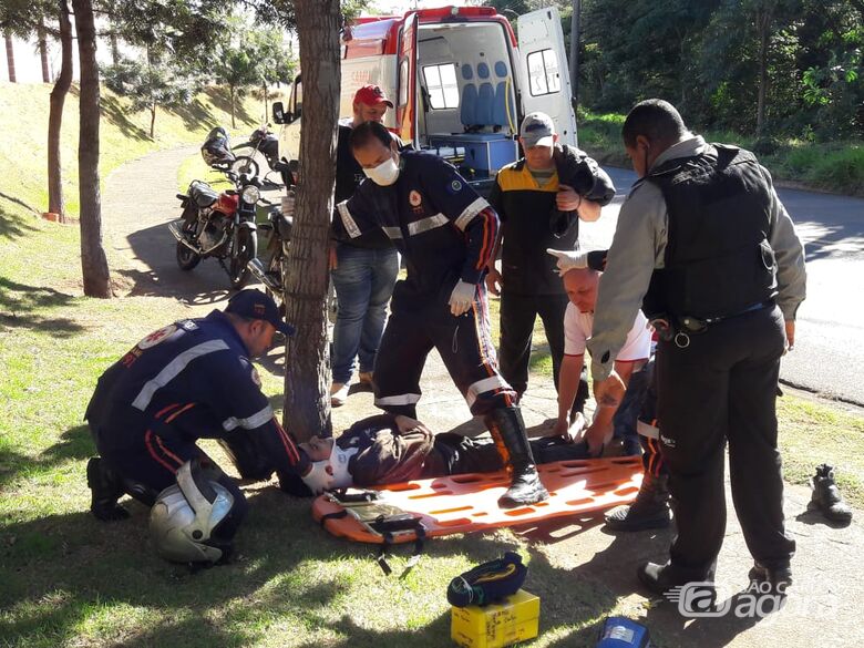 Motociclista sofre queda ao desviar de tijolo - Crédito: Maycon Maximino
