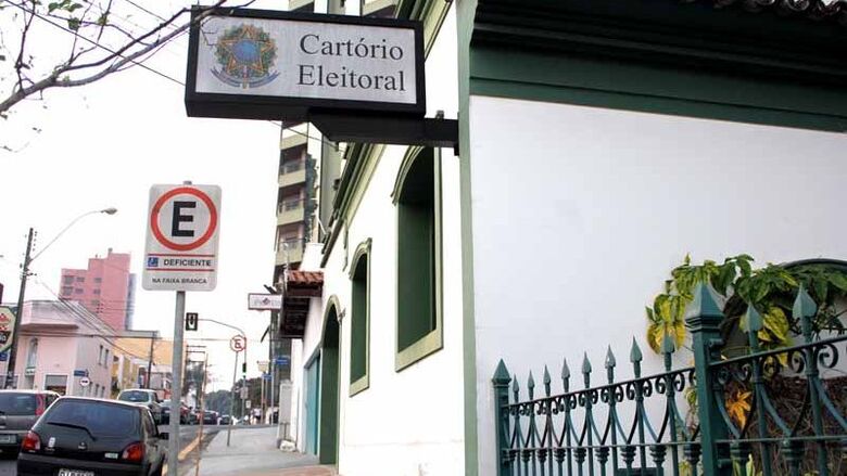 Greve dos caminhoneiros suspende atendimento no cartório eleitoral de São Carlos - 