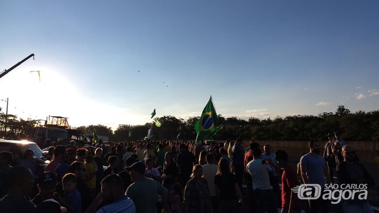 Centenas de pessoas se reúnem neste momento na Washington Luis -