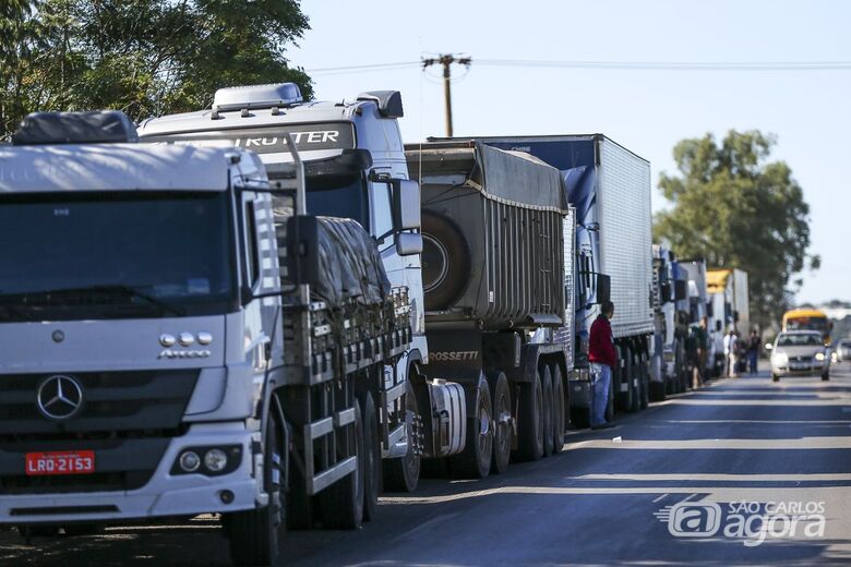 Caminhoneiros fazem protesto contra a alta no preço dos combustíveis na BR-040, próximo a Brasília - Crédito: Marcelo Camargo/Agência Brasil