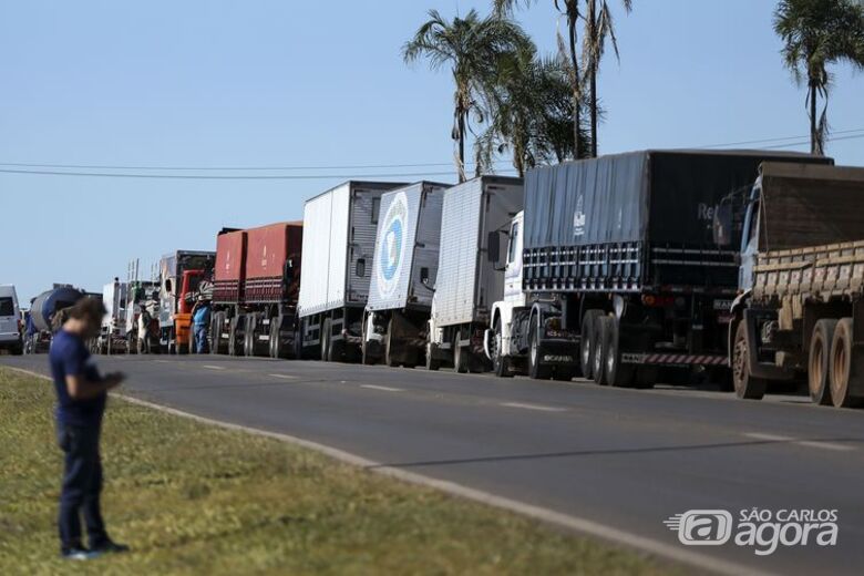 Caminhoneiros fazem protesto contra a alta no preço dos combustíveis na BR-040, próximo a Brasília - Crédito: Marcelo Camargo/Agência Brasil