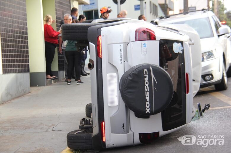 Após colisão, carro tomba em cruzamento no Centro - Crédito: Maycon Maximino