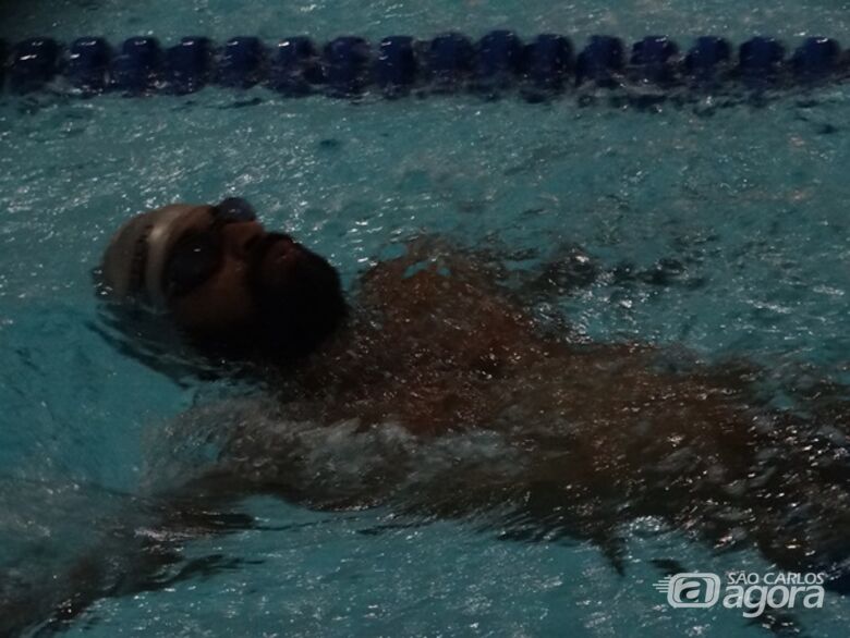 Elton tem hoje cinco títulos de campeão brasileiro de natação na categoria S3 - Crédito: Marcos Escrivani