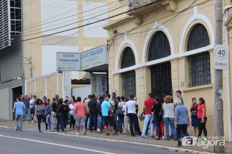 Desempregados formam fila na Casa do Trabalhador - Crédito: Maycon Maximino