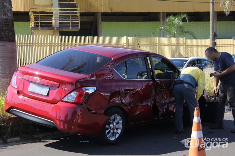 Caminhão prensa carro contra mureta - Crédito: Maycon Maximino