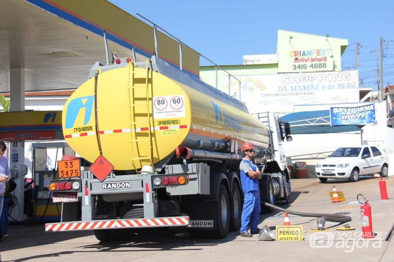 Combustível chega escoltado pela PM em posto de São Carlos - Crédito: Fotos Maycon Maximino