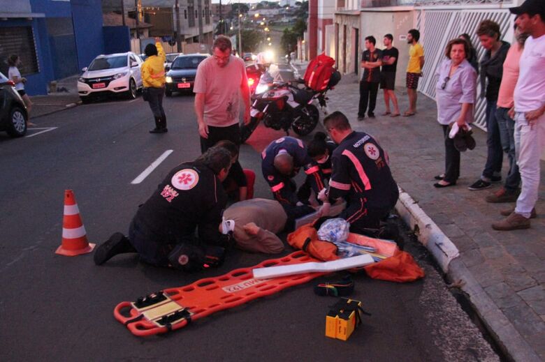 Idoso sofre ferimentos graves após ser atropelado por moto - Crédito: Fotos Maycon Maximino