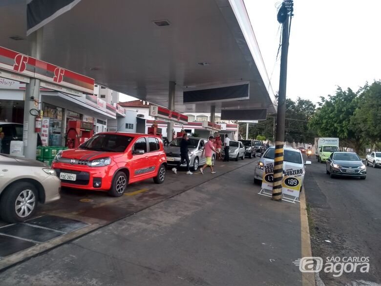 Postos da rede Sewal em São Carlos são abastecidos com gasolina - Crédito: Colaborador