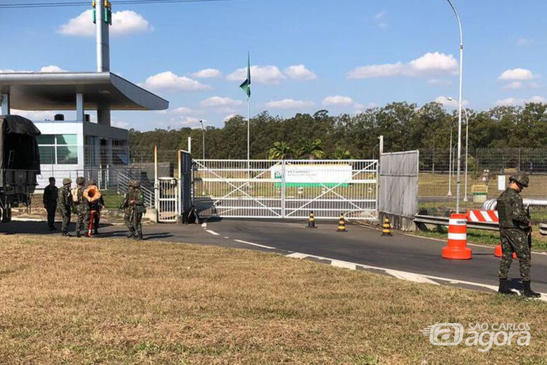 Exército mobiliza tropa e libera acesso à Refinaria de Paulínia - 