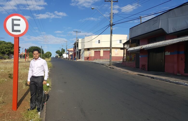Paraná conquista regulamentação de estacionamento paralelo ao canteiro central da avenida Regit Arab - Crédito: Divulgação