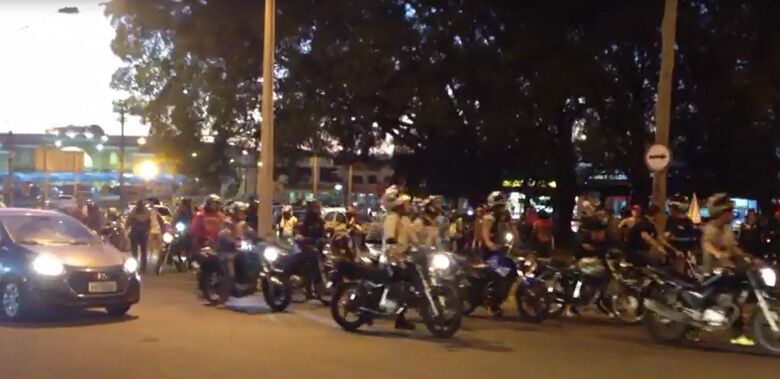 Dezenas de motociclistas se reúnem na Praça Itália em mais um protesto [vídeo] - 