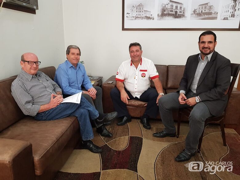 Julio Cesar com o presidente da Acisc, José Fernandes Domingues e equipe - Crédito: Divulgação